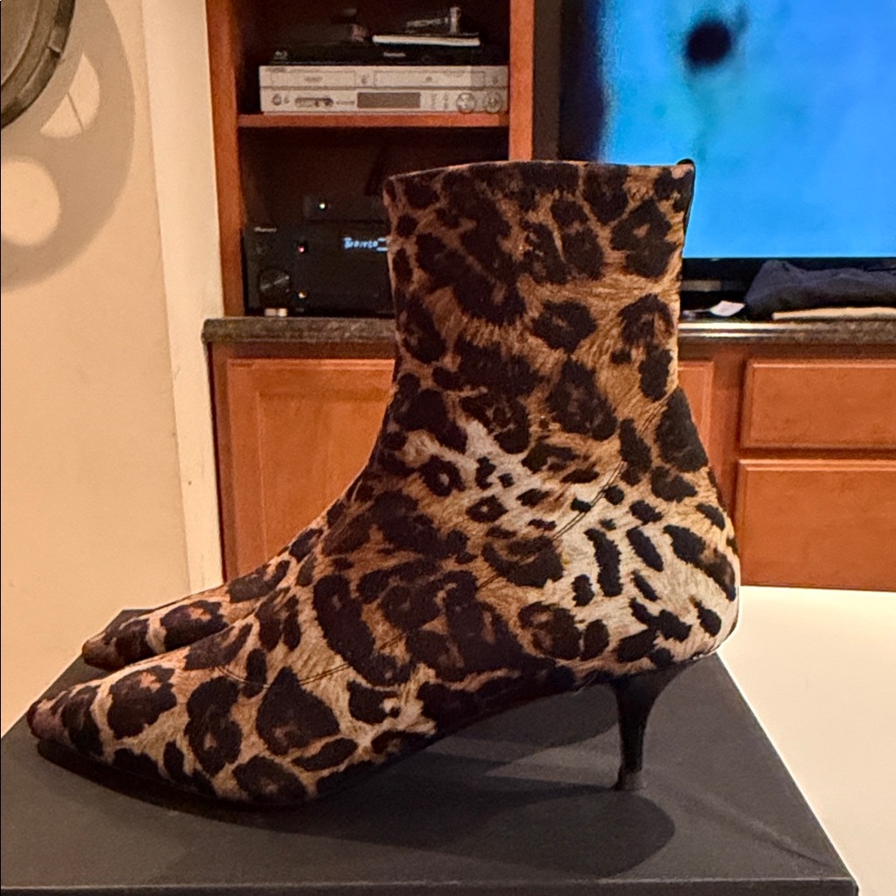 Elegant Leopard Print Heeled Boots